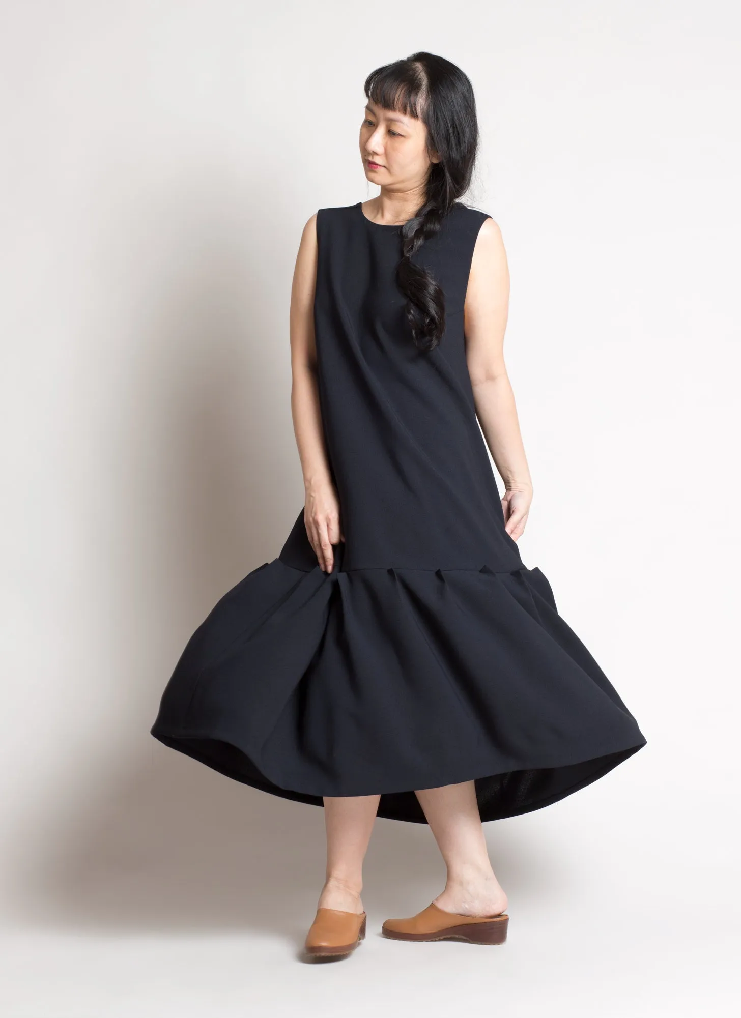 Mangosteen Dropped Waist Pleated Panel Dress - Black Blue