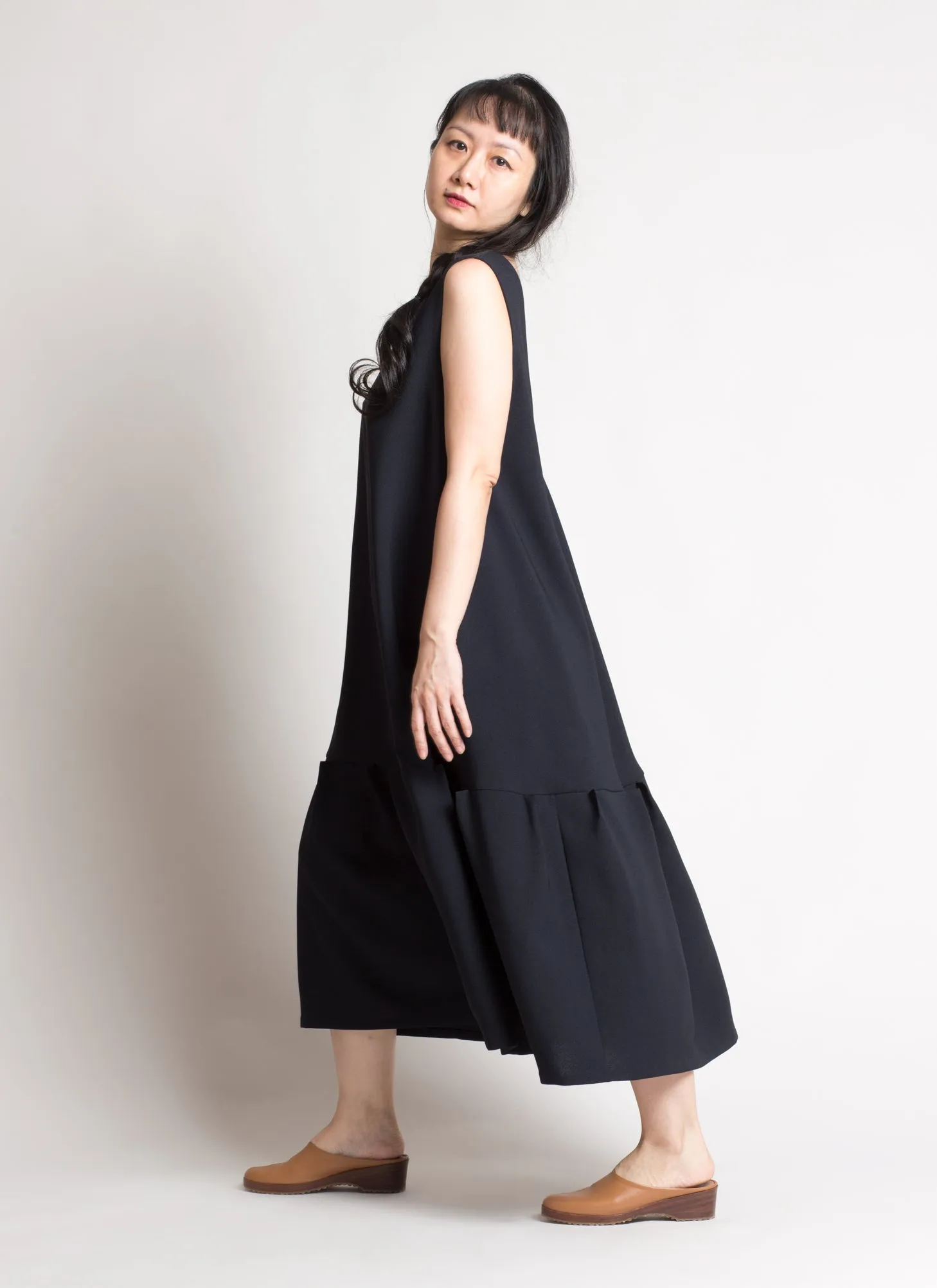 Mangosteen Dropped Waist Pleated Panel Dress - Black Blue