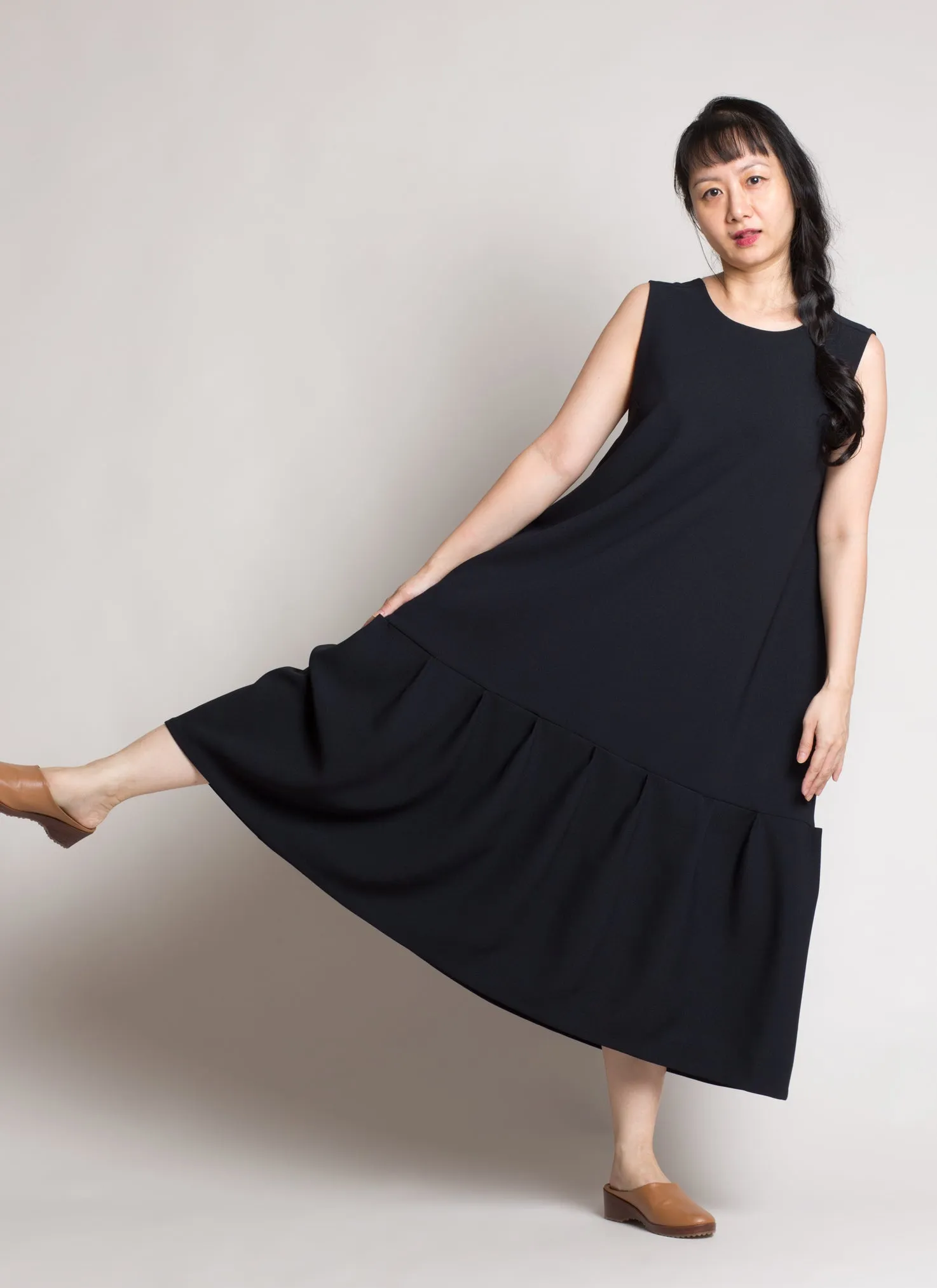 Mangosteen Dropped Waist Pleated Panel Dress - Black Blue