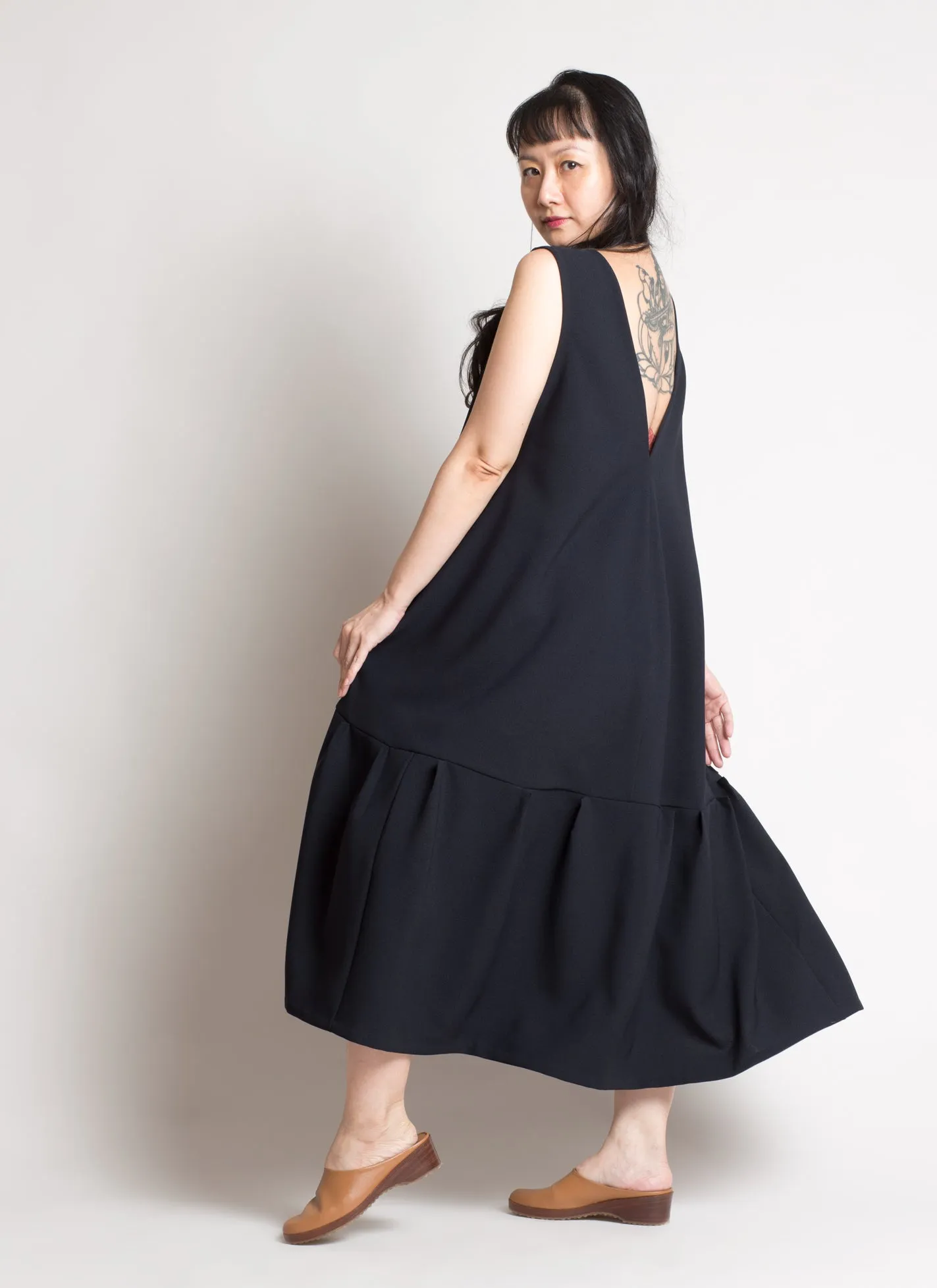 Mangosteen Dropped Waist Pleated Panel Dress - Black Blue